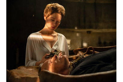 ヴィゴ・モーテンセンが不気味なベッドで眠る『クライムズ・オブ・ザ・フューチャー』本編映像 画像