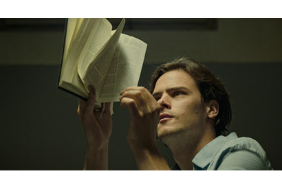 聖書に針で綴った秘密のラブレター『大いなる自由』本編映像 画像