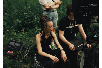 シャルロット・ル・ボンが初長編監督作への思いを語る『ファルコン・レイク』メイキング映像 画像