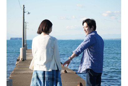 週に一度のデートシーンが初解禁　二宮和也＆波瑠『アナログ』場面写真 画像