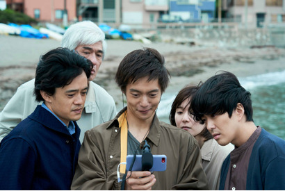 社会の理不尽に立ち向かう、不器用な家族たち切り取る『愛にイナズマ』場面写真 画像