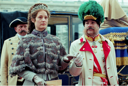 容姿ばかり注目される皇妃がとった行動は…『エリザベート 1878』本編映像 画像