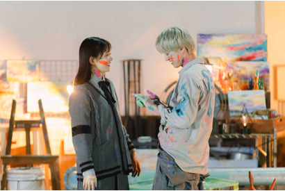 白岩瑠姫＆久間田琳加、夜の屋上でカラフルに染め上がる『夜きみ』場面写真 画像