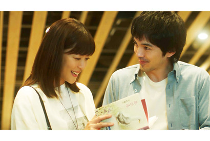 上野樹里に迫る“記者”林遣都…映画『隣人X -疑惑の彼女-』場面写真 画像