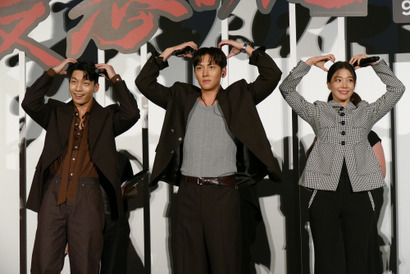 来日中のチ・チャンウク、「最悪の悪」イベントでミッキーマウスのポーズ披露！ 画像