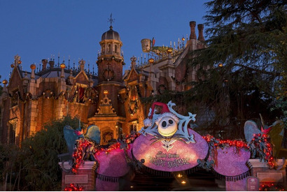 【ディズニー】ホーンテッドマンションが、期間限定のスペシャル仕様に！“ホリデーナイトメアー”でクリスマスを楽しもう 画像