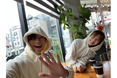 パク・ソジュン＆パク・ボヨン、自撮りやカフェデートなど“夫婦”の仲良しカット到着『コンクリート・ユートピア』 画像