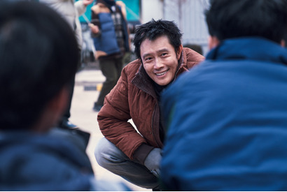 イ・ビョンホン、冴えない住人の“豹変”を捉えた場面写真到着『コンクリート・ユートピア』 画像