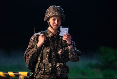 『宝くじの不時着』風のいたずらで宝くじが舞い飛ぶ冒頭シーン4分公開 画像