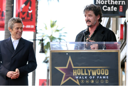 ペドロ・パスカル、ハリウッドの殿堂入りを果たしたウィレム・デフォーに応援スピーチ 画像