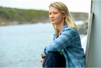 ミア・ワシコウスカ「海への愛を思い出して」『ブルーバック あの海を見ていた』監督＆原作者も語る特別映像 画像