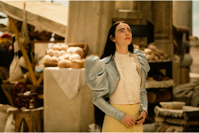 エマ・ストーン主演『哀れなるものたち』、『クルエラ』『女王陛下のお気に入り』に共通する“ヘア・メイク”の華麗なる仕事 画像