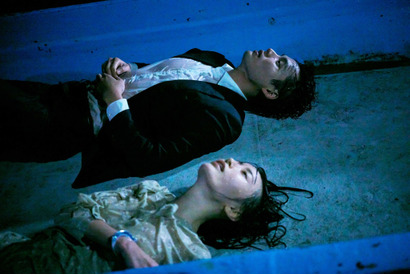 福士蒼汰＆松本まりか、ずぶ濡れで横たわるカットほか『湖の女たち』場面写真 画像
