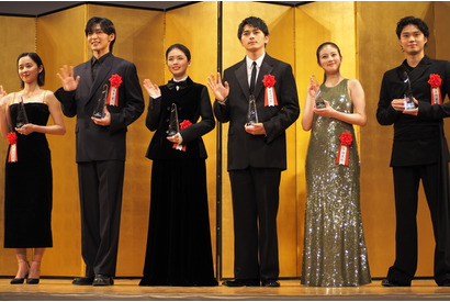 「2024年エランドール賞授賞式」今田美桜、目黒蓮ら新人賞を受賞！ 磯村勇斗は綾野剛とハグ交わす 画像