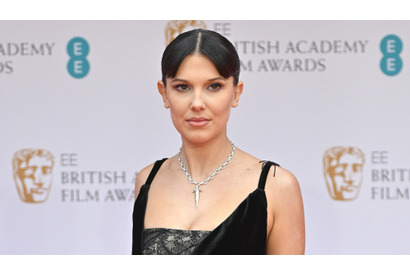 ミリー・ボビー・ブラウン、「ストレンジャー・シングス」撮影の合間にコーヒーブレイク 画像