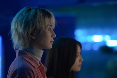 佐久間大介“吐夢”のピンク衣装姿が公開『マッチング』 画像