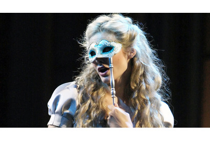 英国の美人女優、渾身のフルヌードで挑むも「パパに観られたくない！」 画像