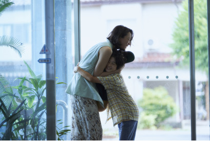 杏主演『かくしごと』中須翔真演じる少年との“家族ショット” 画像