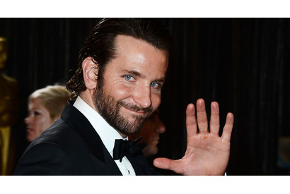 ブラッドリー・クーパー、ボストンの連続爆破事件の被害者を見舞っていた 画像