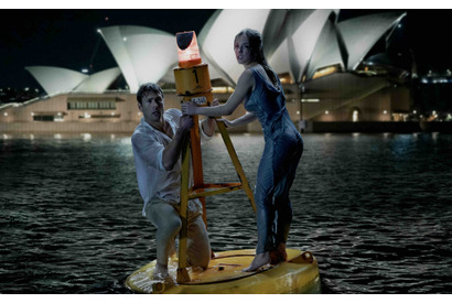 シドニー・スウィーニー＆グレン・パウエルが宙吊りで“安心ソング”熱唱『恋するプリテンダー』本編映像 画像