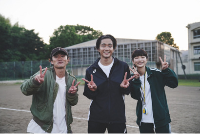 見上愛＆佐藤寛太共演、仲の良さが垣間見える『不死身ラヴァーズ』オールアップ映像 画像