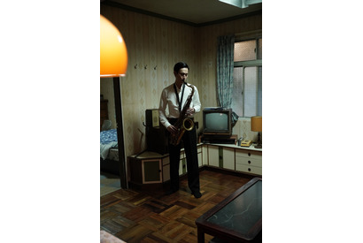 リウ・グァンティン、役作りのためサックスを練習『オールド・フォックス』メイキング映像 画像