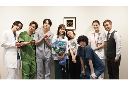 千葉雄大、杉咲花＆若葉竜也と熱いハグ！「アンメット」井浦新らがクランクアップ 画像