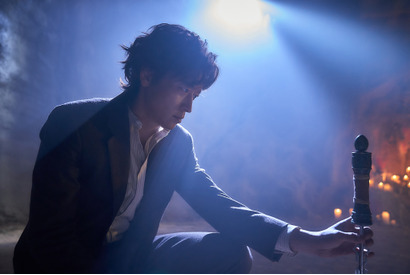 “祈祷師”カン・ドンウォン、強大な悪鬼と対峙『憑依』場面カット 画像