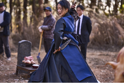 踊るキム・ゴウン、祈祷準備のイ・ドヒョン…『破墓／パミョ』不穏な場面写真 画像