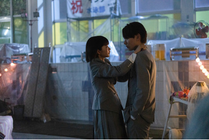 見上愛＆宮世琉弥「恋愛バトルロワイヤル」男女交際禁止の学園、“隠す者”と“暴く者”の場面写真 画像