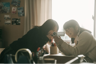 福原遥＆小野花梨ら、登場人物たちの高校時代切り取る「透明なわたしたち」場面写真 画像