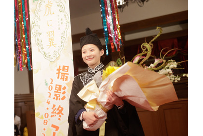 伊藤沙莉「人生においてとんでもない財産に」朝ドラ「虎に翼」クランクアップ 画像