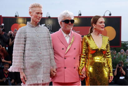 ペドロ・アルモドバル監督作『The Room Next Door』、ヴェネチア国際映画祭で17分のスタオベ 画像