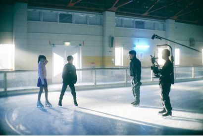 池松壮亮のコーチぶりにも注目『ぼくのお日さま』監督が氷上で併走するメイキング映像 画像