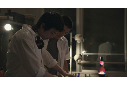 空音央監督「運命的な出会い」夜の学校でDJ…仲良し5人組を映す『HAPPYEND』本編映像 画像