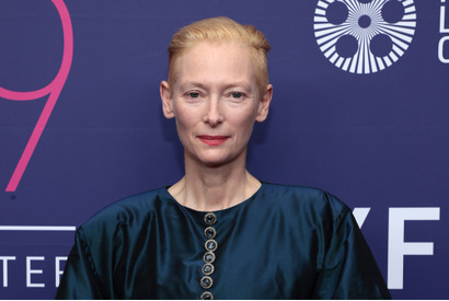 BFI＆シャネル フィルムメーカー賞発表 審査員のティルダ・スウィントンが賞金授与 画像