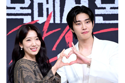 女優パク・シネを見つめる共演俳優…韓ドラ『悪魔なカノジョは裁判官』の“仲良しすぎ”な裏側！ 画像