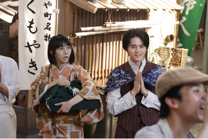 鈴鹿央士“左右馬”と松本穂香“鹿乃子”、高額報酬とカステラに喜ぶ姿に「癒しでしかない」の声多数…「嘘解きレトリック」2話 画像