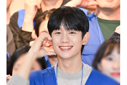 俳優チョン・ヘイン、サングラスかけてにっこり！秋ファッションから放たれる洗練オーラ 画像