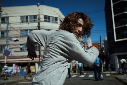 横浜流星『正体』、主人公の無実を信じる者と執拗に追う者の場面写真が一挙解禁 画像