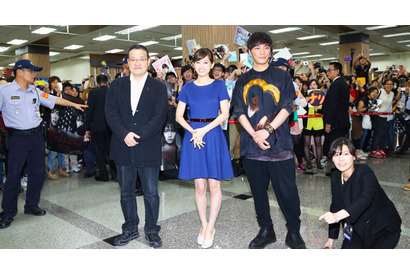 前田敦子＆成宮寛貴が台湾に上陸！　熱烈大歓迎も空港はパニック… 画像