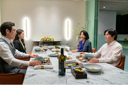 ソル・ギョング＆チャン・ドンゴン、緊迫の家族会議…『満ち足りた家族』予告編 画像