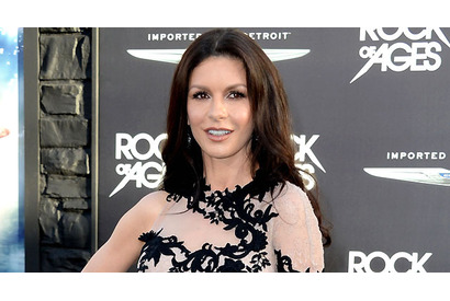 キャサリン・ゼタ・ジョーンズ、双極性障害治療プログラムを終えて退院 画像