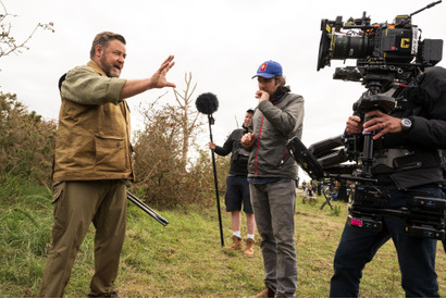 ラッセル・クロウが冷酷な父親役に『クレイヴン・ザ・ハンター』メイキング写真 画像