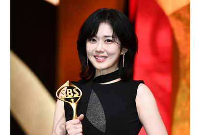 自主降板も考えていたチャン・ナラ、演技大賞に輝いた！支えになった“夫の一言”とは 画像