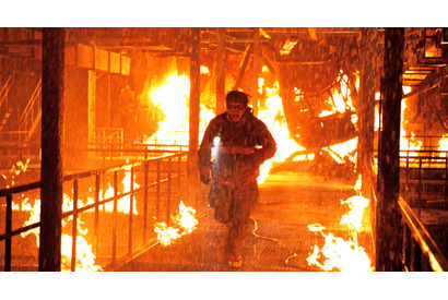 『レミゼ』越えの大ヒット！ 超高層ビルの大火災を描いたパニックムービーの予告編初公開！ 画像