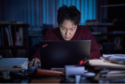 ソン・ソック“記者”が「世論操作」の真相に迫る『コメント部隊』予告編 画像