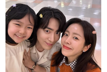 「結婚しちゃダメですか」女優ハン・ジミンが公開した“超密着”スリーショットが大反響【PHOTO】 画像