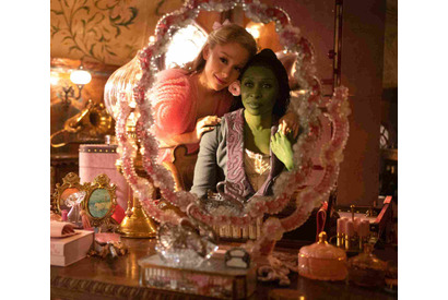 アリアナ・グランデ“グリンダ”の「ポピュラー」歌唱本編映像『ウィキッド ふたりの魔女』 画像