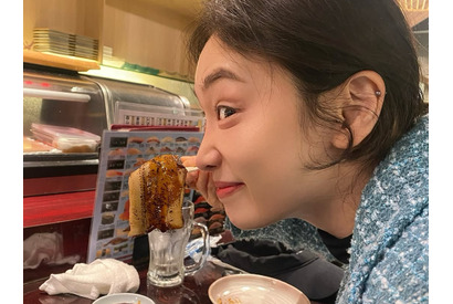 『ザ・グローリー』女優が日本を満喫！寿司屋での無邪気な姿に「安心しました」の声【写真】 画像